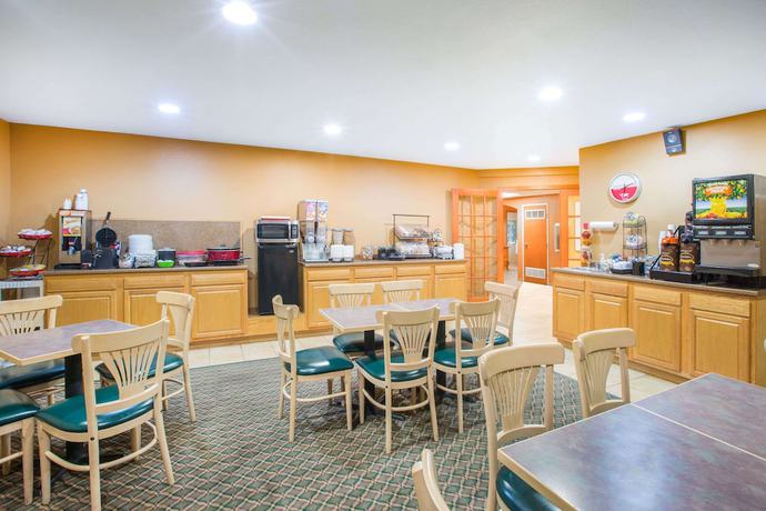 Imagen del bar/restaurante del Hotel Ramada By Wyndham Spirit Lake/okoboji. Foto 3