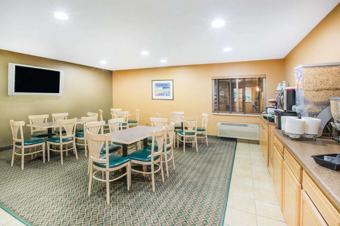 Imagen del bar/restaurante del Hotel Ramada By Wyndham Spirit Lake/okoboji. Foto 4