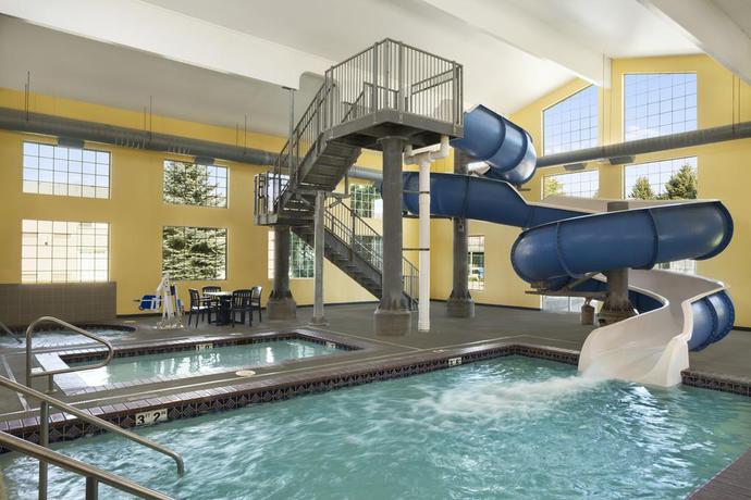 Imagen de la piscina del Hotel Ramada By Wyndham Spokane Airport. Foto 14