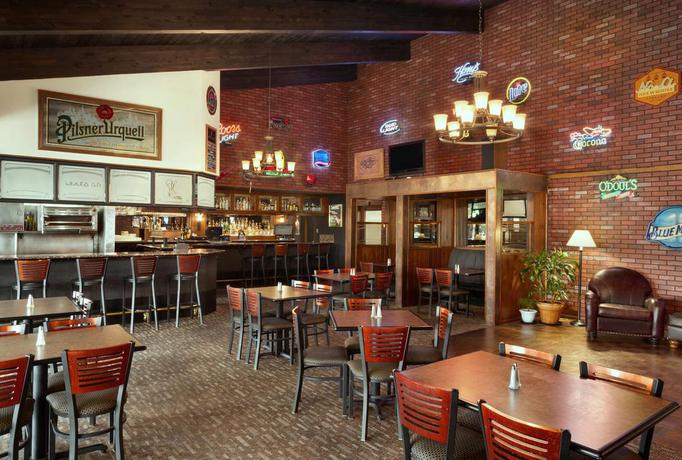 Imagen del bar/restaurante del Hotel Ramada By Wyndham Spokane Airport. Foto 3