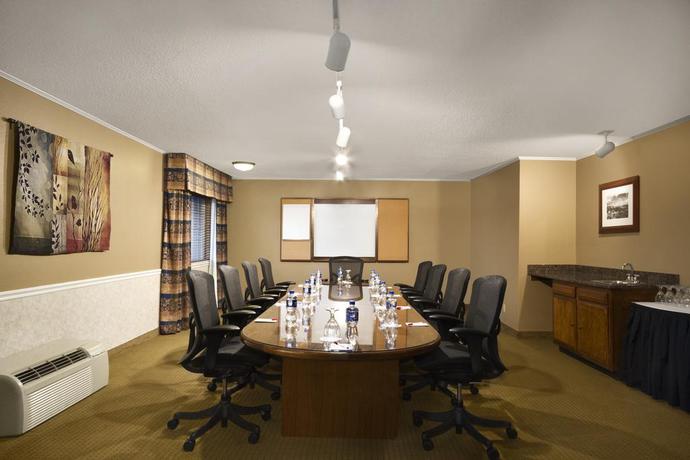 Imagen de los interiores del Hotel Ramada By Wyndham Spokane Airport. Foto 12