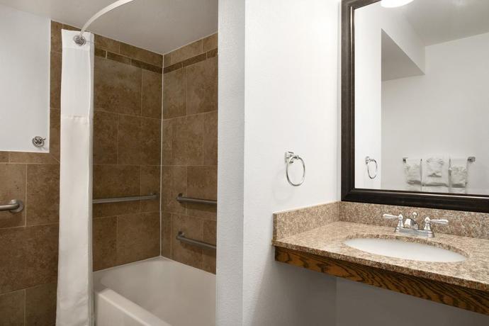 Imagen de la habitación del Hotel Ramada By Wyndham Spokane Airport. Foto 8