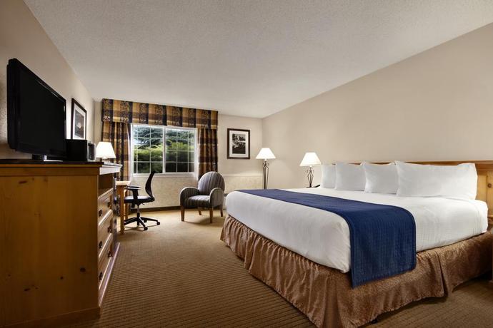 Imagen de la habitación del Hotel Ramada By Wyndham Spokane Airport. Foto 10