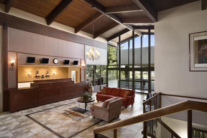 Imagen de los interiores del Hotel Ramada By Wyndham Spokane Airport. Foto 13