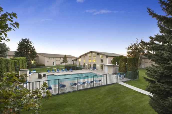 Imagen de la piscina del Hotel Ramada By Wyndham Spokane Airport. Foto 15