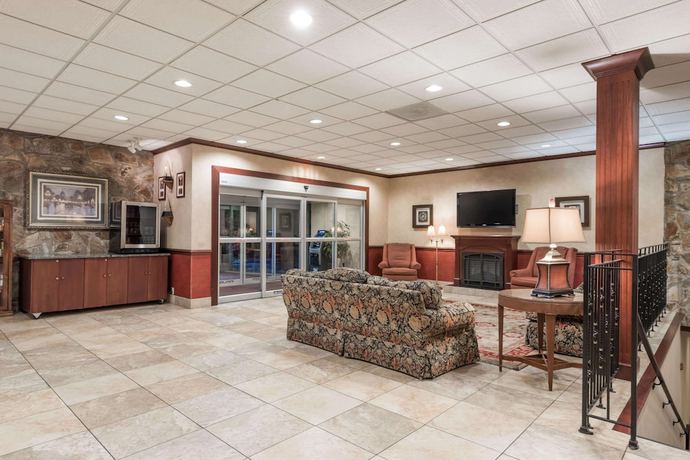Imagen de los interiores del Hotel Ramada By Wyndham State College and Conference Center. Foto 19