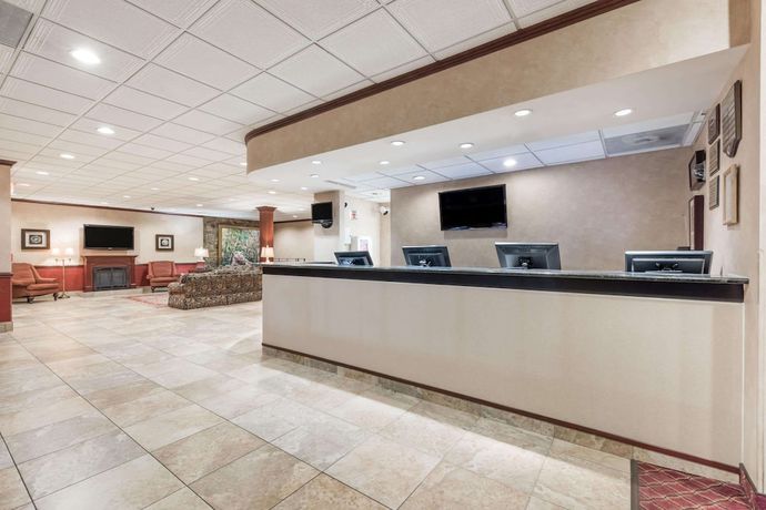 Imagen de los interiores del Hotel Ramada By Wyndham State College and Conference Center. Foto 20