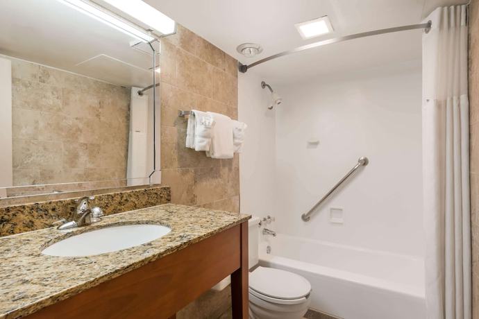 Imagen de la habitación del Hotel Ramada By Wyndham State College and Conference Center. Foto 18