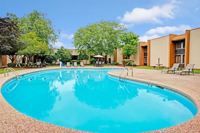 Imagen de la piscina del Hotel Ramada By Wyndham Statesville. Foto 16