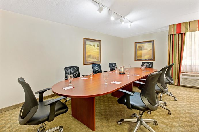 Imagen de los interiores del Hotel Ramada By Wyndham Statesville. Foto 11