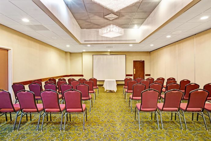 Imagen de los interiores del Hotel Ramada By Wyndham Statesville. Foto 14