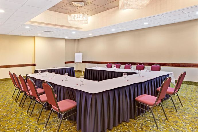 Imagen de los interiores del Hotel Ramada By Wyndham Statesville. Foto 15