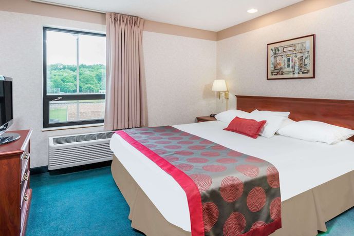 Imagen de la habitación del Hotel Ramada By Wyndham Strasburg Dover. Foto 3