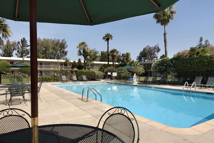 Imagen de la piscina del Hotel Ramada By Wyndham Sunnyvale/silicon Valley. Foto 18