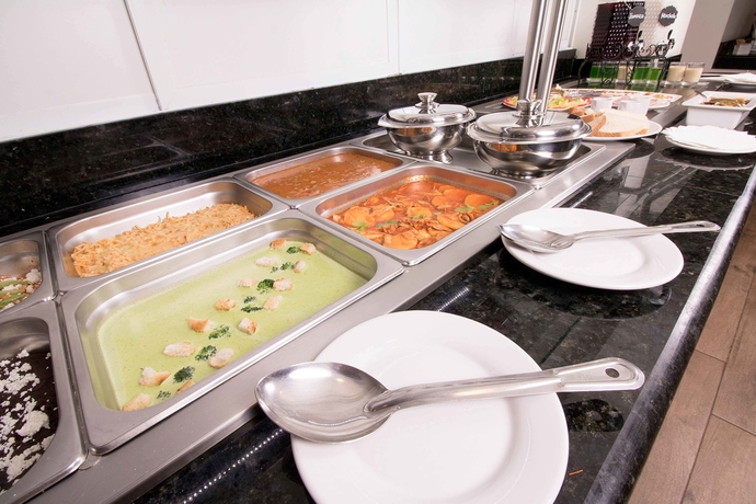 Imagen del bar/restaurante del Hotel Ramada By Wyndham Tampico Centro. Foto 6