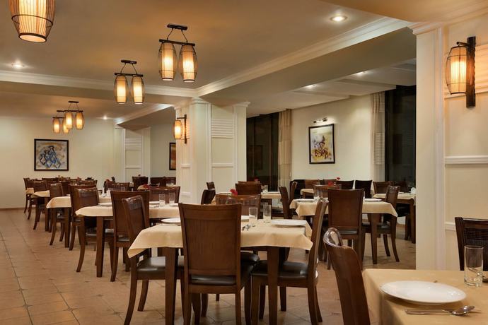 Imagen del bar/restaurante del Hotel Ramada By Wyndham Tashkent. Foto 7