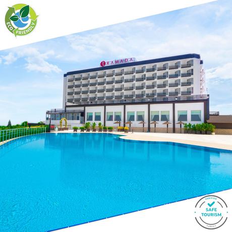 Imagen de la piscina del Hotel Ramada By Wyndham Tekirdag. Foto 20