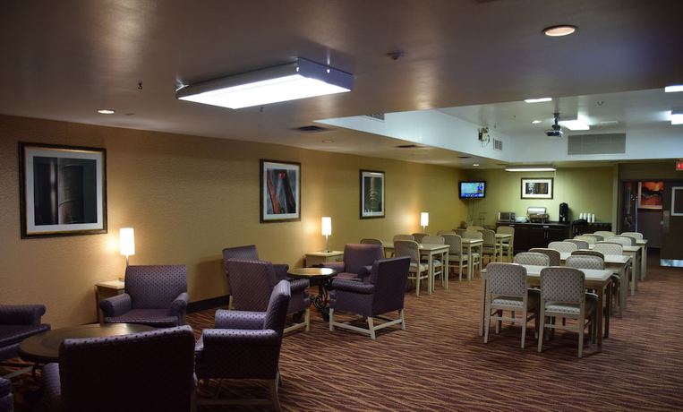 Imagen del bar/restaurante del Hotel Ramada By Wyndham Timmins. Foto 2