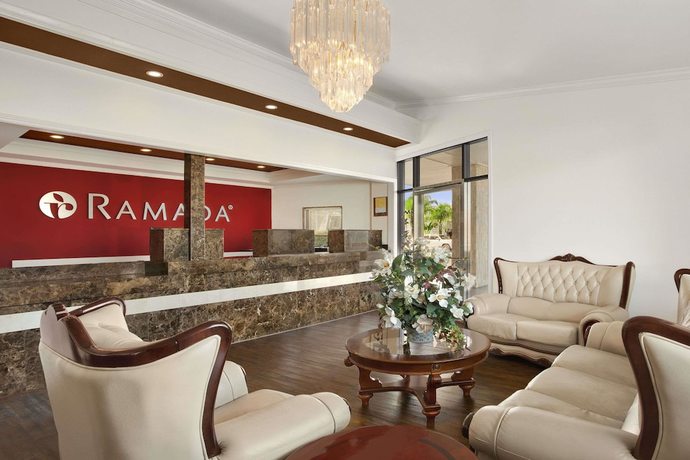 Imagen de los interiores del Hotel Ramada By Wyndham Torrance. Foto 14
