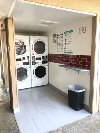 Imagen de los interiores del Hotel Ramada By Wyndham Torrance. Foto 17