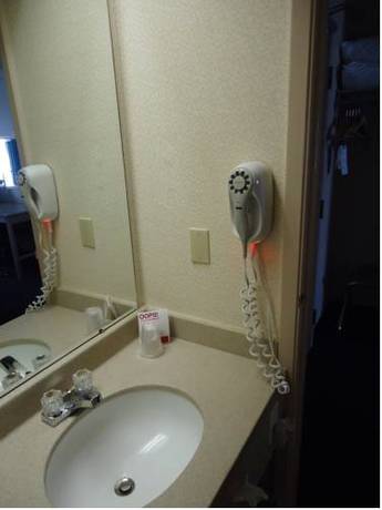 Imagen de la habitación del Hotel Ramada By Wyndham Trenton. Foto 6