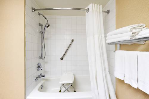 Imagen de la habitación del Hotel Ramada By Wyndham Trenton. Foto 7