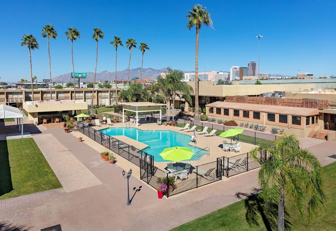 Imagen de la piscina del Hotel Ramada By Wyndham Tucson. Foto 19