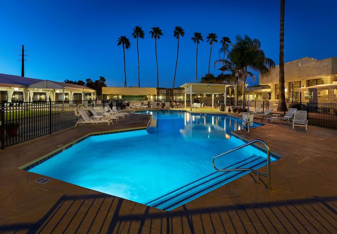 Imagen de la piscina del Hotel Ramada By Wyndham Tucson. Foto 20