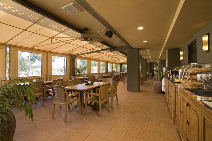 Imagen del bar/restaurante del Hotel Ramada By Wyndham Tucson. Foto 3