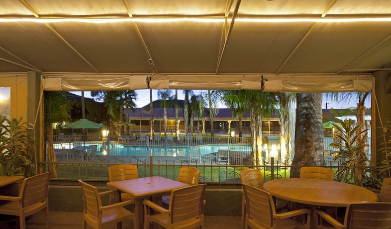 Imagen del bar/restaurante del Hotel Ramada By Wyndham Tucson. Foto 4