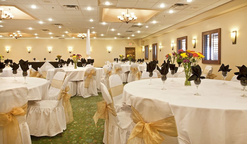 Imagen de los interiores del Hotel Ramada By Wyndham Tucson. Foto 18