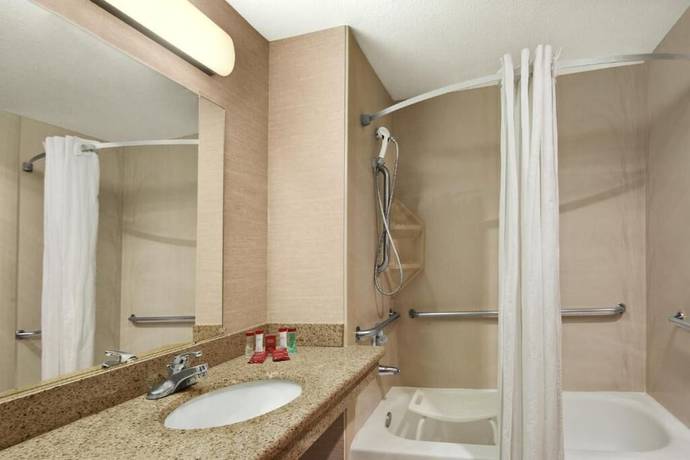 Imagen de la habitación del Hotel Ramada By Wyndham Tukwila Southcenter. Foto 11