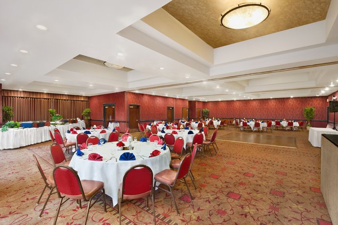 Imagen de los interiores del Hotel Ramada By Wyndham Tukwila Southcenter. Foto 16