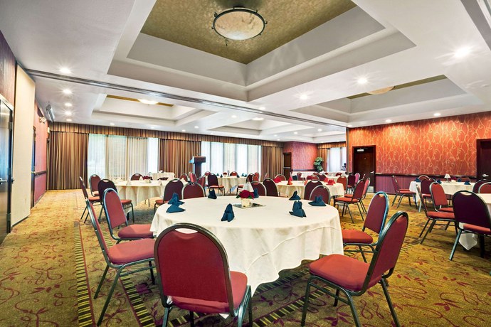 Imagen de los interiores del Hotel Ramada By Wyndham Tukwila Southcenter. Foto 17