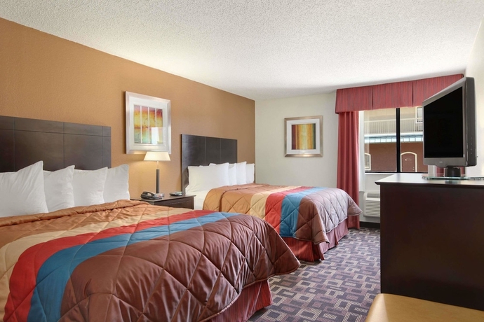 Imagen de la habitación del Hotel Ramada By Wyndham Tulsa. Foto 5