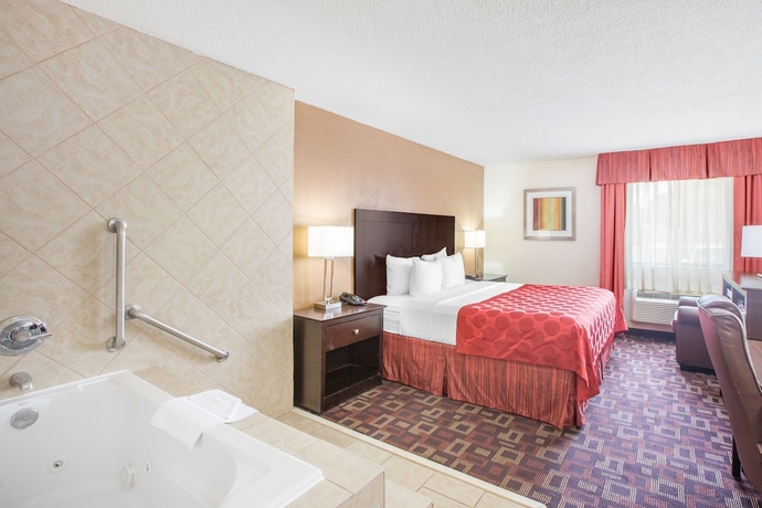Imagen de la habitación del Hotel Ramada By Wyndham Tulsa. Foto 9