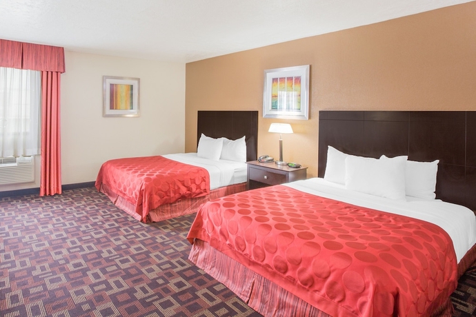 Imagen de la habitación del Hotel Ramada By Wyndham Tulsa. Foto 11