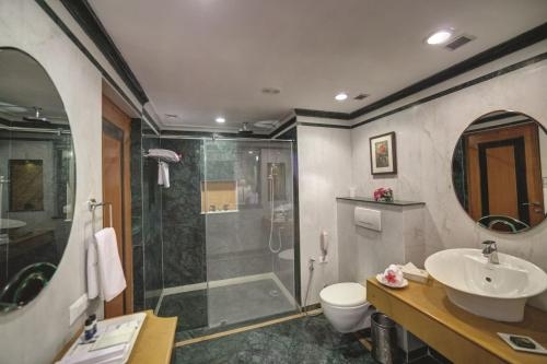 Imagen de la habitación del Hotel Ramada By Wyndham Udaipur Resort and Spa. Foto 6