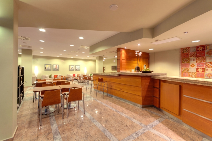 Imagen de los interiores del Hotel Ramada By Wyndham Valencia Almussafes. Foto 10