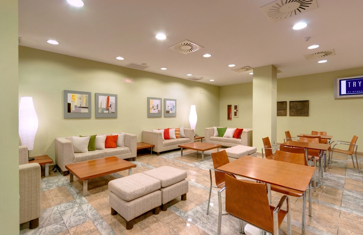 Imagen de los interiores del Hotel Ramada By Wyndham Valencia Almussafes. Foto 11