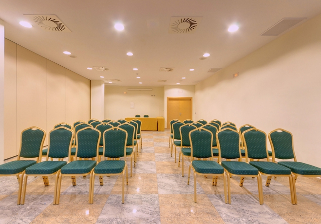 Imagen de los interiores del Hotel Ramada By Wyndham Valencia Almussafes. Foto 13