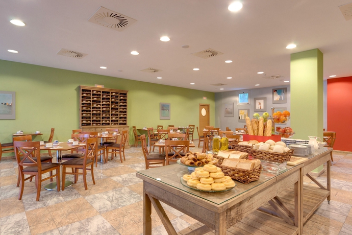 Imagen del bar/restaurante del Hotel Ramada By Wyndham Valencia Almussafes. Foto 3