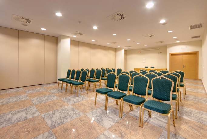 Imagen de los interiores del Hotel Ramada By Wyndham Valencia Almussafes. Foto 15