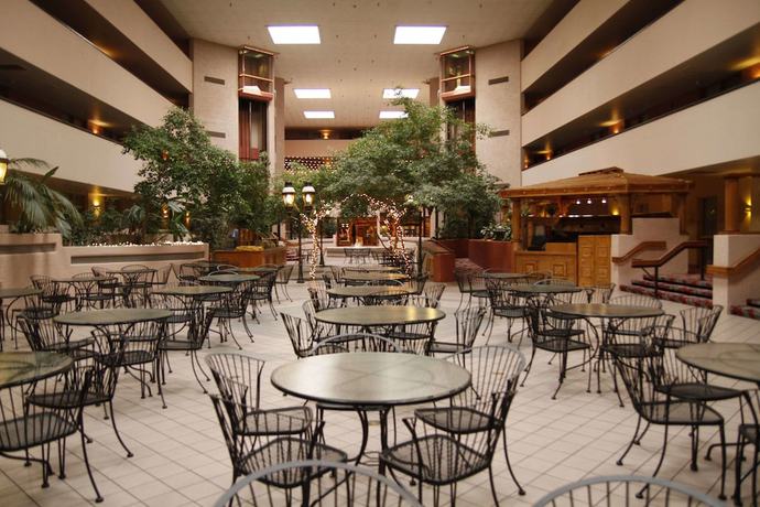 Imagen de los interiores del Hotel Ramada By Wyndham Viscount Suites Tucson East. Foto 17