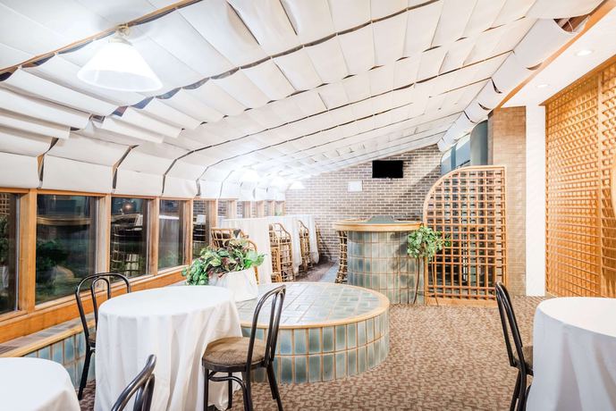 Imagen del bar/restaurante del Hotel Ramada By Wyndham Watertown/thousand Islands Ny. Foto 3