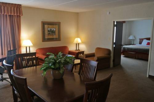 Imagen de la habitación del Hotel Ramada By Wyndham Waukegan/great Lakes. Foto 9