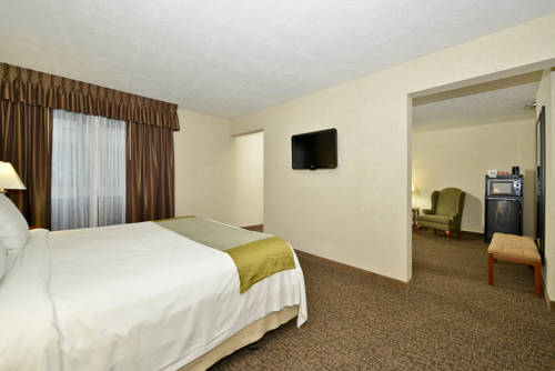 Imagen de la habitación del Hotel Ramada By Wyndham Waukegan/great Lakes. Foto 11