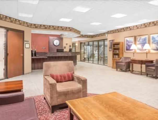 Imagen de los interiores del Hotel Ramada By Wyndham Waupaca. Foto 14