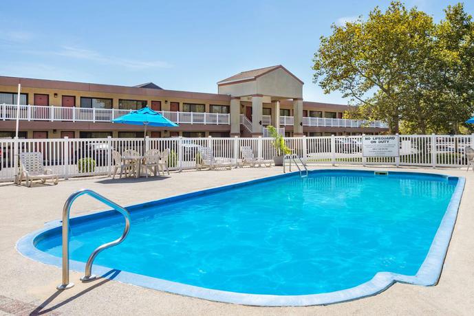 Imagen de la piscina del Hotel Ramada By Wyndham West Atlantic City. Foto 11