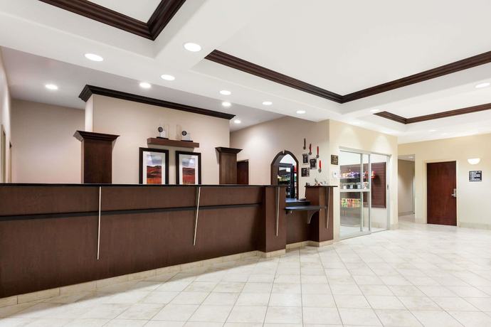 Imagen de los interiores del Hotel Ramada By Wyndham Weyburn. Foto 18